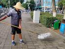 六安一师傅自制扫地“神器”  细小花籽都扫得干干净净