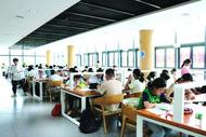 巢湖市圖書館：暢游書海 給自己“充電”
