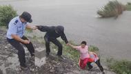 鳳臺一女子因暴雨被困淺水區無法上岸   民警“結人繩”救助
