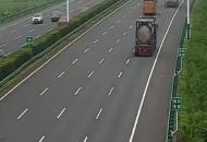高速上轎車撞上槽罐車 因分心駕駛，致 2人受傷 