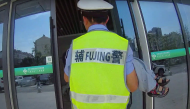 男孩頭部摔傷家長打不到車  六安交警火速送醫
