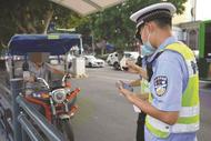 說話要算話 出行別違法 淮南交警對不佩戴安全頭盔、違規載人等行為重點查處