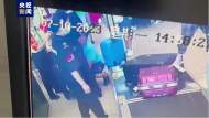 網傳男孩在列車上玩耍刀具，武漢火車站通報：系未開刃刀具模型