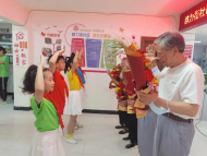 鐵二小少先隊員進社區參加“光榮在黨50年”紀念章頒發儀式