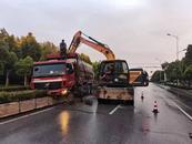 大貨車騎上國道中間隔離花壇  蕪湖當地緊急搶險