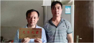 ?懷寧金拱鎮(zhèn)：為新兵家庭送上“光榮之家”牌匾