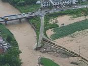  天柱山鎮九井河橋旁邊部分道路被沖毀