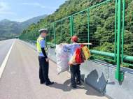 六安一老人高速公路上拾荒被勸離