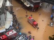 泉州南安市暴雨致街道積水成河 商戶講述：水位已經到胸口