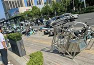 突發！轎車沖上路牙撞倒路燈桿致兩人受傷  事發合肥一公交車站臺旁