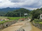 兩條通村干道被洪水沖斷 潛山天柱山鎮風景村緊急搶通其中一條