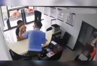男孩手機(jī)被找回，拎兩只土雞送民警