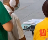 街頭一老人戴耳機體檢屏幕顯示骨骼  目擊者：離譜