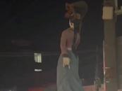 網傳廣西一男子強吻香蕉姑娘雕塑 當地派出所：男子系深夜醉酒，將從嚴處罰