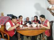 包餃子、談?wù)勑?愛(ài)心志愿者看望抗美援朝老戰(zhàn)士