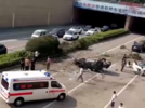 常州一隧道口发生惨烈车祸 车辆翻过隔离带撞击两辆轿车