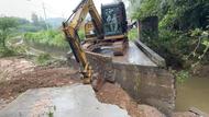橋頭路基被洪水掏空 六安裕安區(qū)交通局搭建人行便橋保暢通