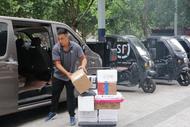 高溫下的戶外勞動者 | 快遞接駁員王濟：乘風破熱浪的“趕路人”