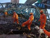 一起重機(jī)倒塌，已致至少20人死亡