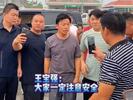 网友偶遇王宝强带队驰援河北 亲力亲为派发物资获赞