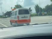 “環(huán)衛(wèi)管理”車(chē)無(wú)牌上路、車(chē)頂掛警燈？遼寧一地交警部門(mén)回應(yīng)