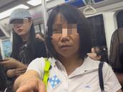 女子地鐵上自稱“老師”強行要求乘客讓座，被拒后指責乘客