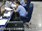 床搖晃懷疑躲了人，女子機智報警 民警：別哭，系地震