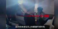 充電寶掉進座椅縫被擠冒煙，東航一客機緊急備降
