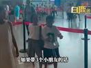  女子称带3娃买4张票登机被拒 最后4人买了5张票