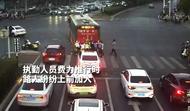 公交車路口“罷工” 警民合力推車保暢