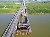 G36寧洛高速淮河特大橋主墩圍堰成功封底