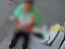 大妈无视店家制止在样品马桶上厕所  店家：马桶扔了，只能自认倒霉