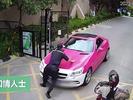 一奔驰女车主猛按喇叭催开门 路怒发作将保安顶在引擎盖上行驶