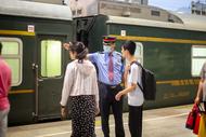 合肥客運(yùn)段“夫妻檔”列車長“白加黑”守護(hù)暑運(yùn)安全