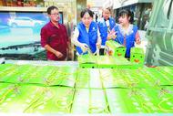 有群大姐頭頂烈日當街賣黃桃 巢湖巾幗志愿者組織愛心義賣助農增收