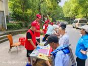 銅官區西湖鎮組織社區與在校大學生開展垃圾分類宣傳及撿垃圾行動
