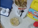 男子点外卖发现饭里有尿，商家骑手均表示不是自己问题，平台客服回应