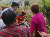 休寧一女子摘柿子摔傷，消防上山救援