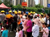 “合肥10元快餐爆火”后續：休息半個月重新出攤，現場有人舉牌“民工先吃”