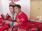 58岁头婚新郎接亲走红：不愿将就