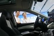 安徽淮南：市民選購新能源車