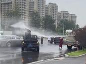 婚鬧天花板?新郎被灑水車噴水