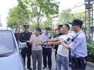 4小时在1600辆车上张贴招嫖小广告   两男子当天归案
