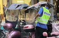 重慶一執法人員劃破路邊電動車防雨蓬？官方回應：情況屬實