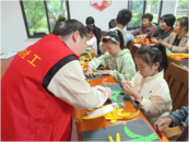 “老少同樂(lè)慶國(guó)慶 朵朵葵花向陽(yáng)開(kāi)”向日葵手撕畫(huà)活動(dòng)