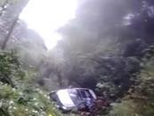 轎車墜崖 9人合力救援受傷駕駛員