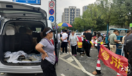 恢復出攤后人多生意虧 流量漩渦中的“盒飯姐”再次停攤