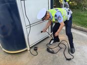 車輛缺電車主高速路上求助 六安交警快速為其解難題