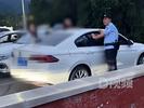 夫妻爬泰山把3岁孩子独留车内4小时 警方：他们把车窗开了条缝后上山