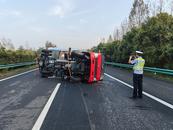 濟廣高速發(fā)生一交通事故：貨車被轎車追尾致側(cè)翻